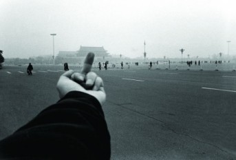 Ai Weiwei, Le « doigt d’honneur » à Mao, dans Etude de perspective : tiananmen, 1995-2003, photographie .