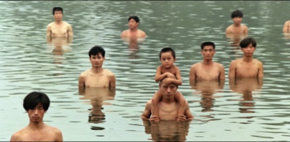 Zhang Huan, To Raise the Water Level of a Fish Pond (image du milieu d'un triptyque photographique), 1997, photographie, © Zhang Huan Studio